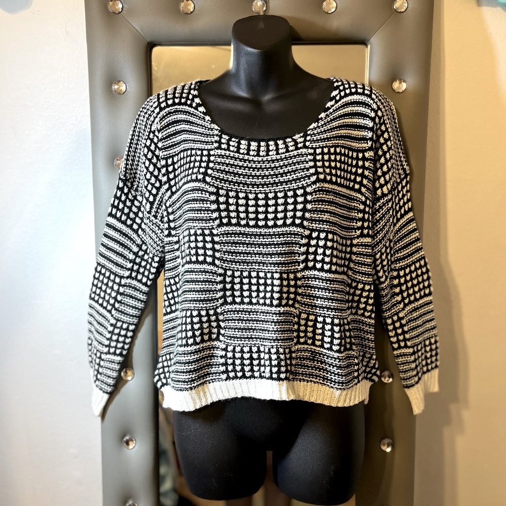 Black and white jaguar mid drift Sweater
